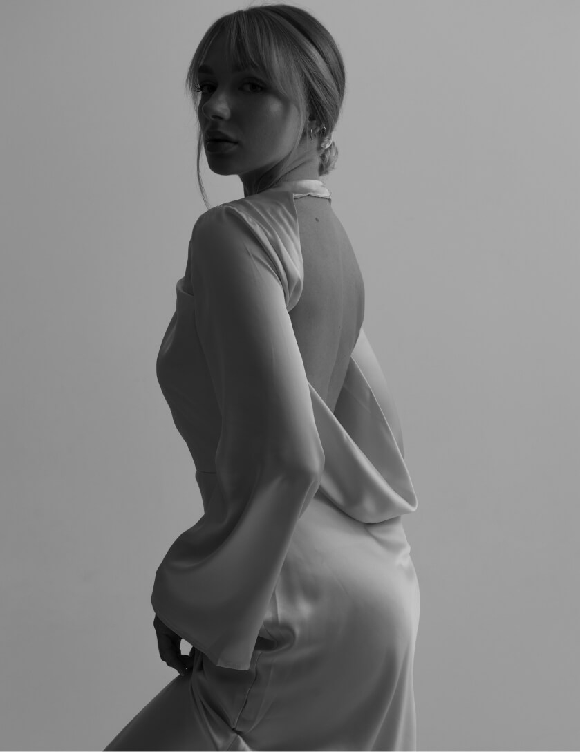 Photo of the posing model grayscale image